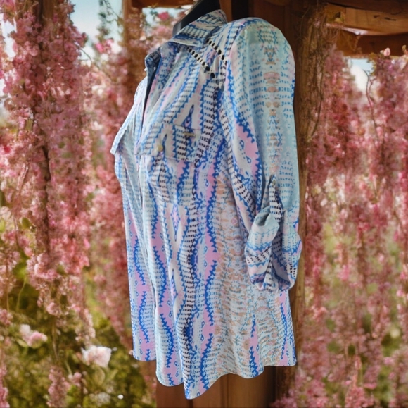 bebe~Peek-A-Boo Abstract Flowy Blouse With Cut-Outs - Picture 2 of 10